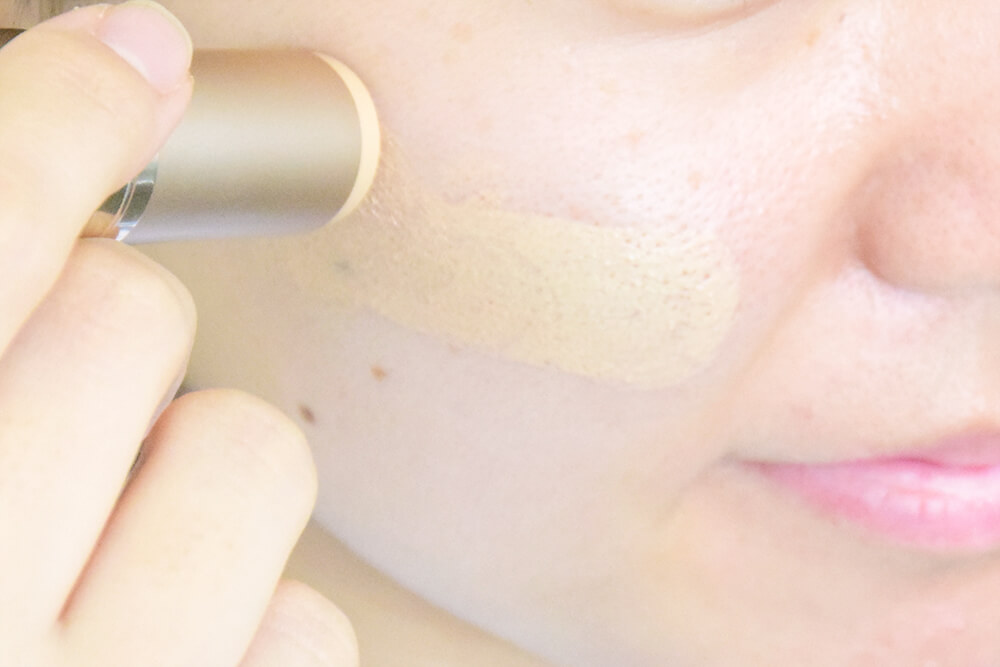 顔に乗せてみるとよりその効果は一目瞭然。