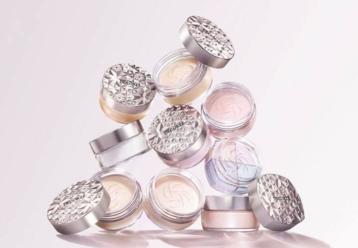 4人がそれぞれルースパウダーを手に持っている写真