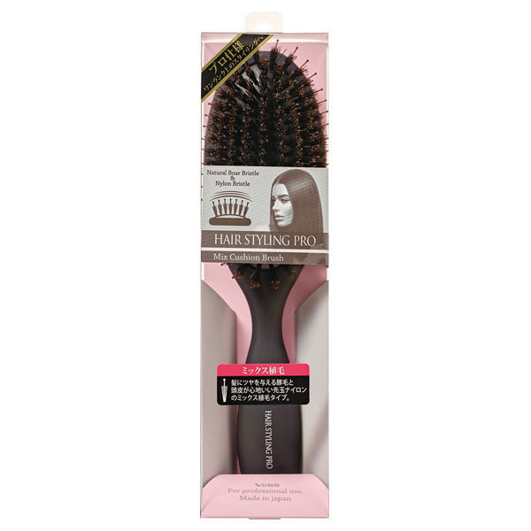 ハンドルに特殊加工を施した、プロユース仕様のヘアブラシ