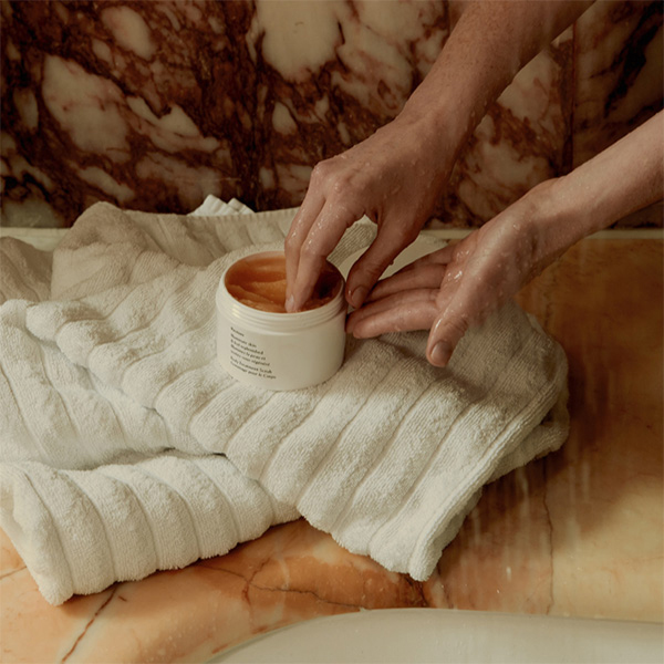 イルミネート ボディ トリートメント スクラブ / 200mL 1