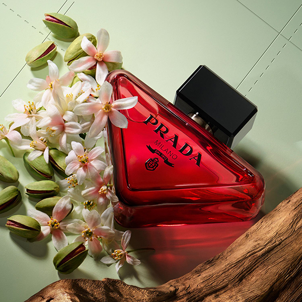 【新品未使用❣️】PRADA香水 コスメ美容化粧品 AI によって再構築されたフローラルな香り。プラダ ビューティから新作